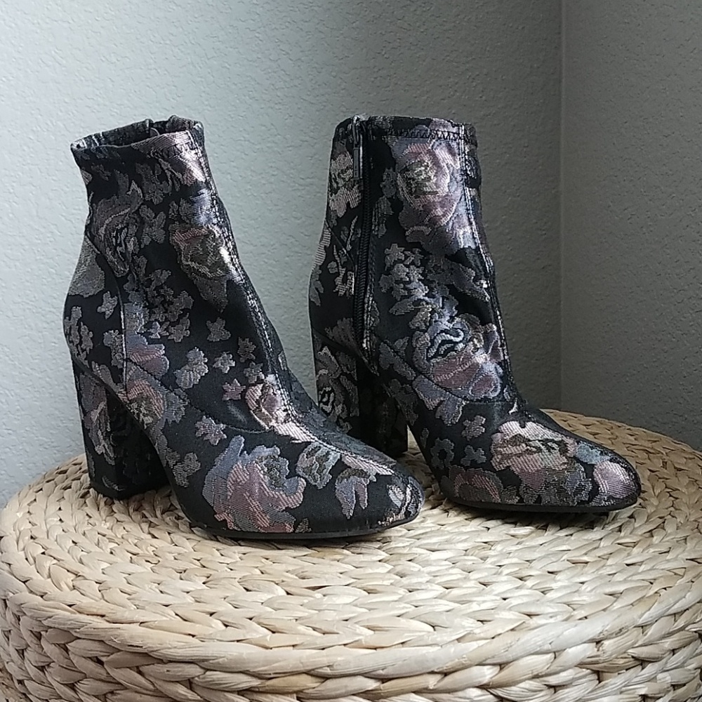 Kenneth Cole Reaction Embroidered booties
